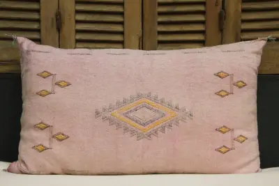 Sabra Kussen uit Marokko roze 100cm x 50cm incl vulling nr. 91223