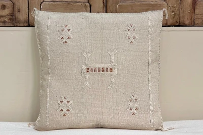 SALE Sabra Kussen uit Marokko beige 45cm x 45cm incl vulling nr.64172  (kussen heeft een vlek zie foto)