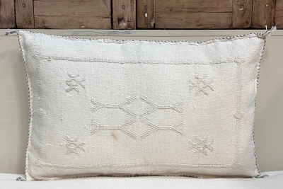 SALE  Sabra Kussen uit Marokko wit 60cm x 40cm incl vulling nr.93311 (kussen heeft een vlek)
