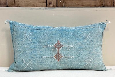 SALE Sabra Kussen uit Marokko blauw 60cm x 40cm incl vulling nr.93321 (kussen heeft een vlek)