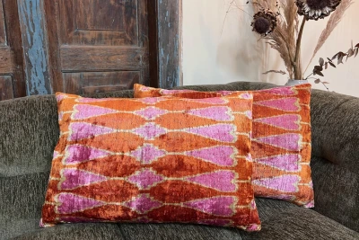 Sale Ikat Velvet kussen roze oranje 60cm x 40cm incl binnen kussen (klein vlekje)