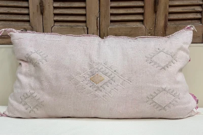 SALE Sabra Kussen uit Marokko roze 100cm x 50cm incl vulling (zie foto's)
