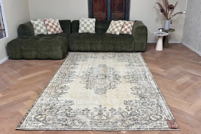SALE Vintage vloerkleed beige met groen 27291 294cm x 181cm (klein gaatje, zie foto's)