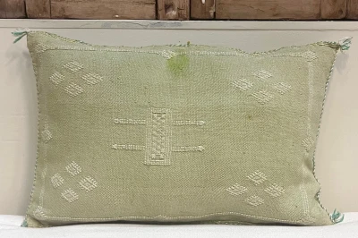 SALE Sabra Kussen uit Marokko groen 60cm x 40cm incl vulling nr.93257 (kussen heeft een vlek)