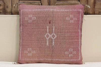 SALE Sabra Kussen uit Marokko aubergine 45cm x 45cm incl vulling nr.64108 (kussen heeft een vlek)