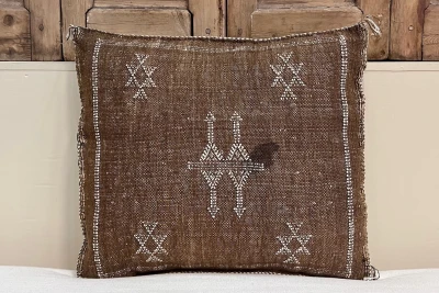 SALE Sabra Kussen uit Marokko bruin 45cm x 45cm incl vulling nr.64113 (kussen heeft een vlek)