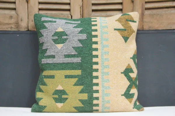 Kussen uit Turkije  60cm x 60cm incl binnenkussen katoenen achterkant (beige) Nr 21203