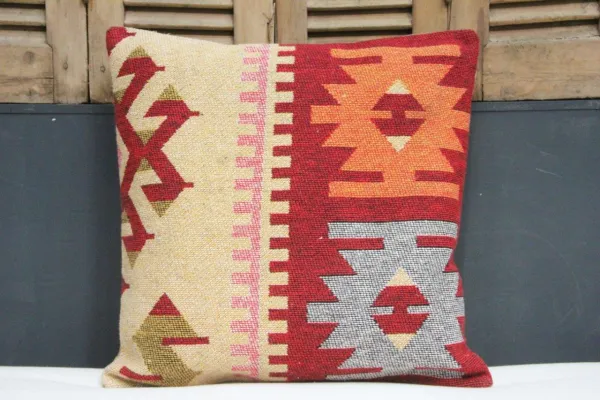 Kussen uit Turkije  60cm x 60cm incl binnenkussen katoenen achterkant (beige) Nr 21272