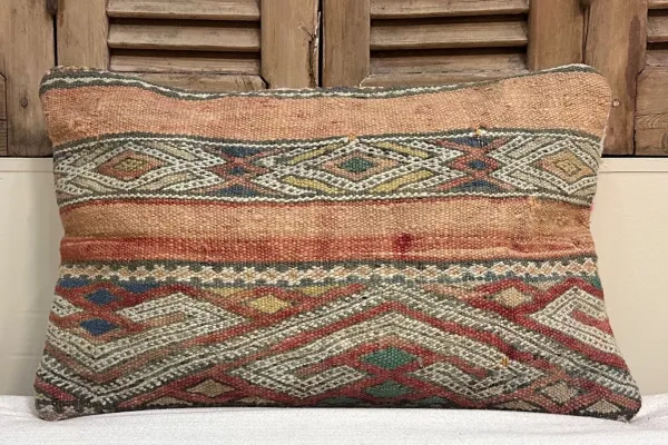 SALE Marokkaans berber kussen nr.62654 60cm x 40cm  (kussen heeft een gaatje, zie foto)