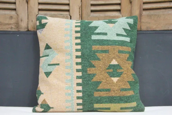 Kussen uit Turkije  60cm x 60cm incl binnenkussen katoenen achterkant (beige) Nr 44033