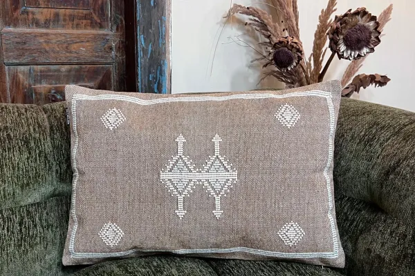 Sabra style kussen bruin 60cm x 40cm (VOORVERKOOP, leverbaar in juli)