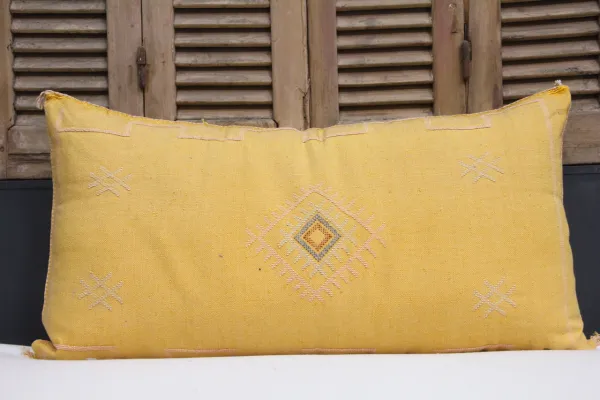 Kussen uit Marokko geel 100cm x 50cm incl vulling nr.66002