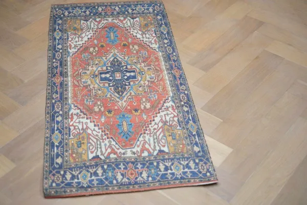 Sample sale vloerkleed vintage style rood, blauw, 143cm x 67cm 