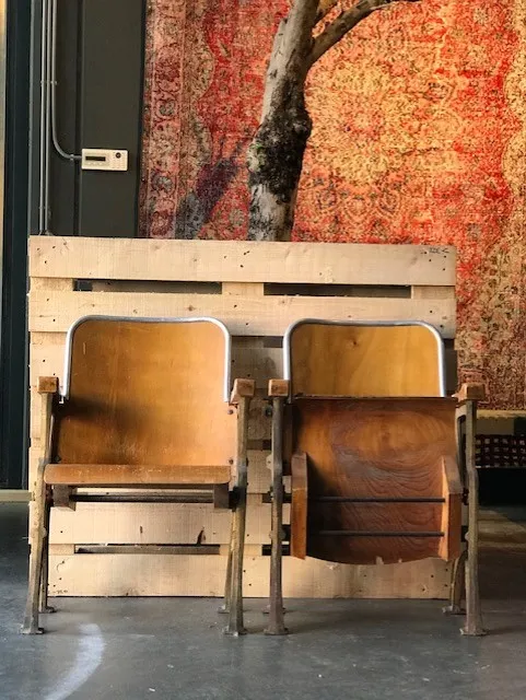 Bioscoopstoelen, gemaakt van hout, nog een beschikbaar Alleen afhalen