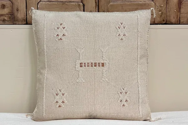 SALE Sabra Kussen uit Marokko beige 45cm x 45cm incl vulling nr.64172  (kussen heeft een vlek zie foto)