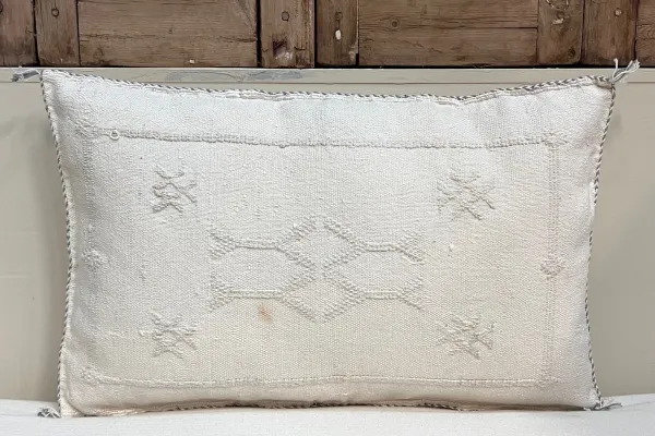 SALE  Sabra Kussen uit Marokko wit 60cm x 40cm incl vulling nr.93311 (kussen heeft een vlek)