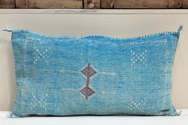 SALE Sabra Kussen uit Marokko blauw 60cm x 40cm incl vulling nr.93320  (kussen heeft een vlek)