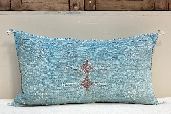 SALE Sabra Kussen uit Marokko blauw 60cm x 40cm incl vulling nr.93321 (kussen heeft een vlek)