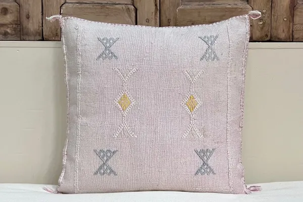 SALE Sabra Kussen uit Marokko licht roze 45cm x 45cm incl vulling nr.64095 (kussen heeft een vlek)
