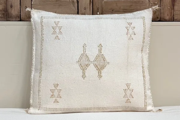 SALE Sabra Kussen uit Marokko wit 45cm x 45cm incl vulling nr.64102 (kussen heeft een vlek)