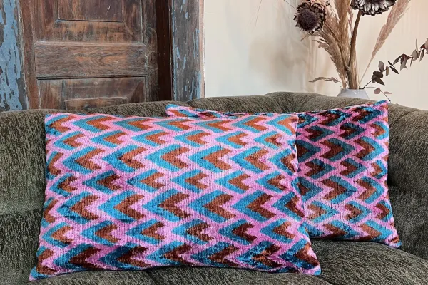 Ikat Velvet kussen blauw roze 60cm x 40cm incl binnen kussen 