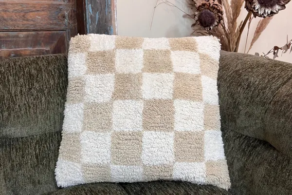 Sale Berber kussen beige 45cm x 45cm, incl. vulling met vlekje!
