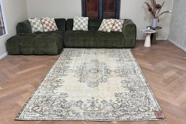 SALE Vintage vloerkleed beige met groen 27291 294cm x 181cm (klein gaatje, zie foto's)