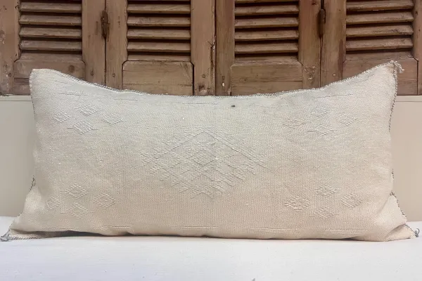 SALE Sabra Kussen uit Marokko beige 100cm x 50cm incl vulling nr.63040 (vlekje, zie foto's)