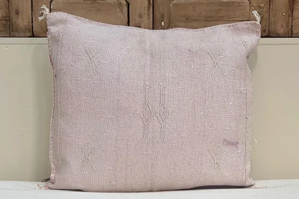 SALE Sabra Kussen uit Marokko licht roze 45cm x 45cm incl vulling nr.64066 (kussen heeft een vlek)