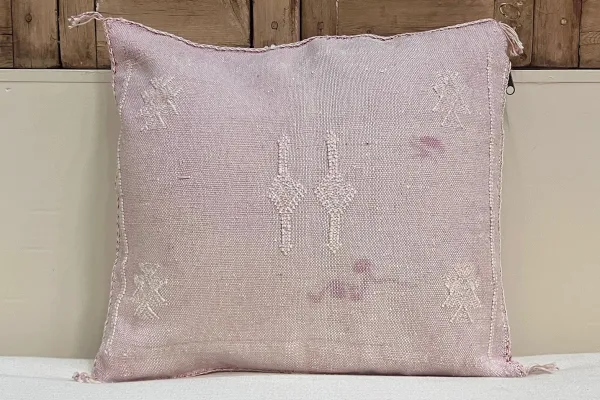SALE Sabra Kussen uit Marokko licht roze 45cm x 45cm incl vulling nr.64067 (kussen heeft een vlek)