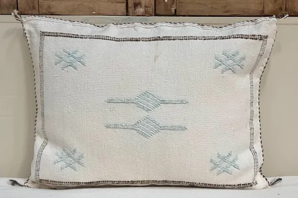 SALE Sabra Kussen uit Marokko wit 60cm x 40cm incl vulling nr.93255 (kussen heeft een vlek)