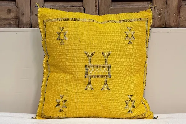 SALE Sabra Kussen uit Marokko geel 45cm x 45cm incl vulling nr.64105 (kussen heeft een vlek)