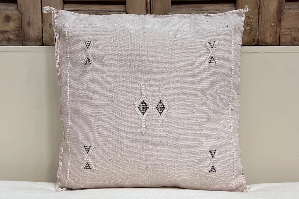 SALE Sabra Kussen uit Marokko roze 45cm x 45cm incl vulling nr.64110 (kussen heeft een vlek)