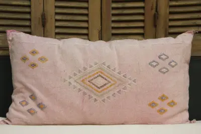 Sabra Kussen uit Marokko roze 100cm x 50cm incl vulling nr. 91231