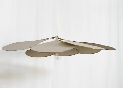 Georges store precieuse lamp, kleur; Albatre materiaal; messing met stof